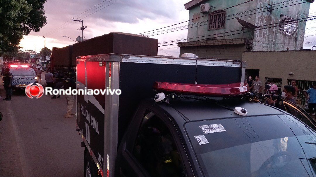 TRÁGICO: Mulher morre atropelada por carreta após moto colidir em viatura da PM