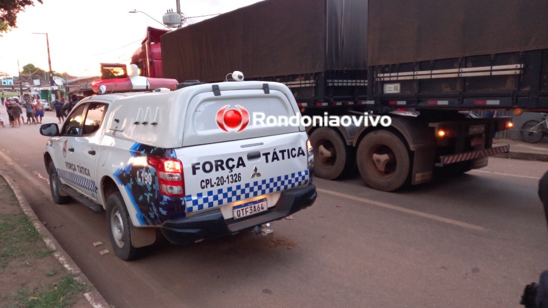 TRÁGICO: Mulher morre atropelada por carreta após moto colidir em viatura da PM