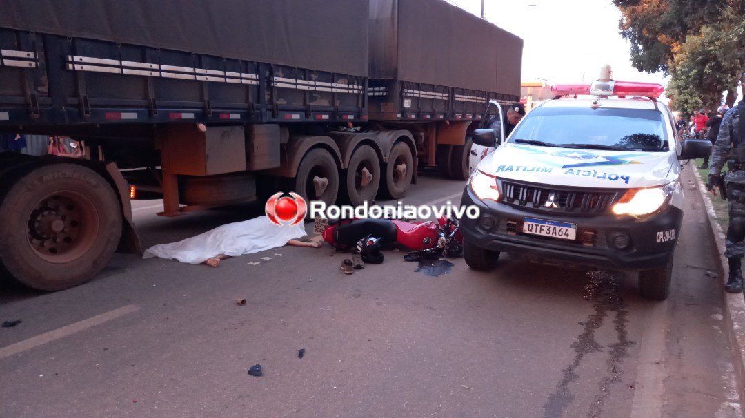 TRÁGICO: Mulher morre atropelada por carreta após moto colidir em viatura da PM