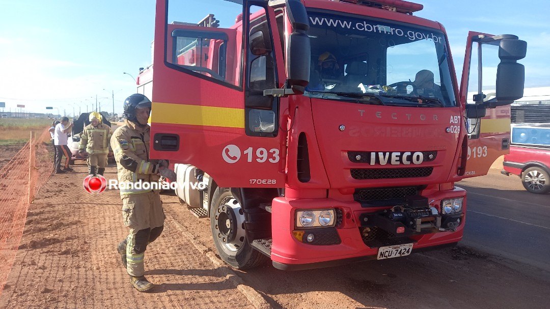ASSISTA: Carro pega fogo na BR-364 próximo a rua Pau Ferro em Porto Velho
