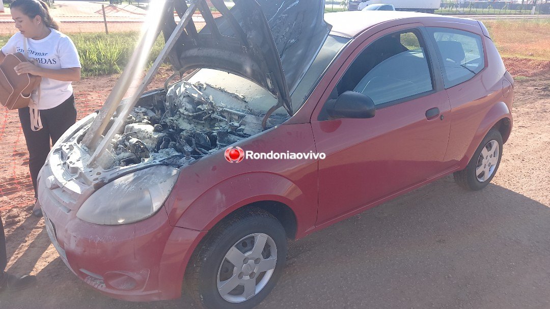 ASSISTA: Carro pega fogo na BR-364 próximo a rua Pau Ferro em Porto Velho