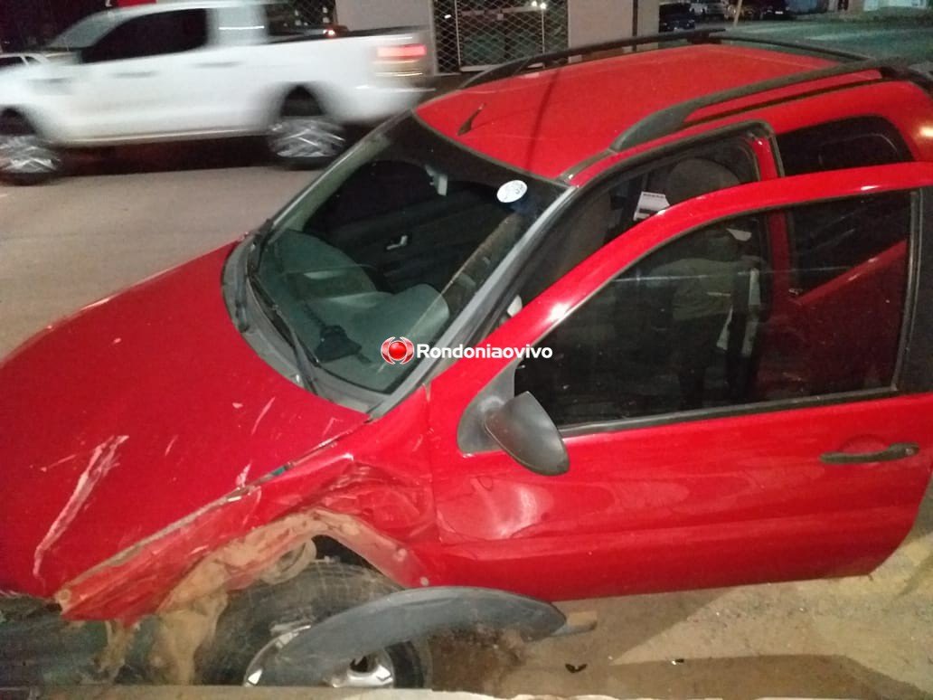 IMPRUDÊNCIA: Mulher é socorrida após colisão entre automóveis na região Central