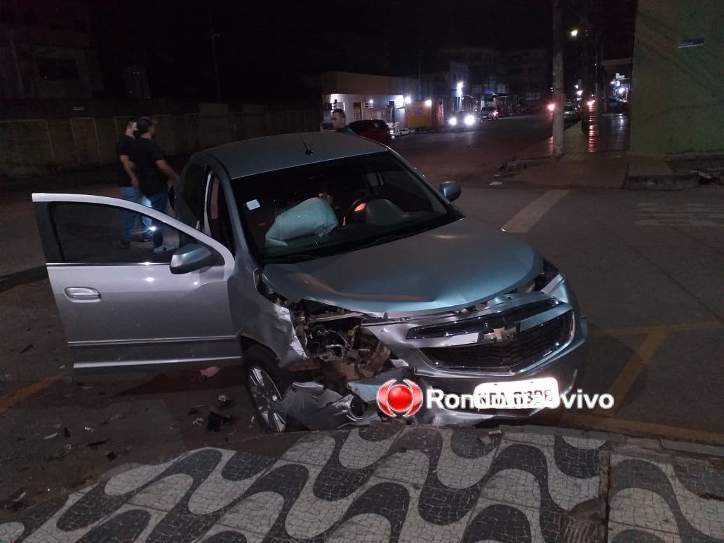 IMPRUDÊNCIA: Mulher é socorrida após colisão entre automóveis na região Central