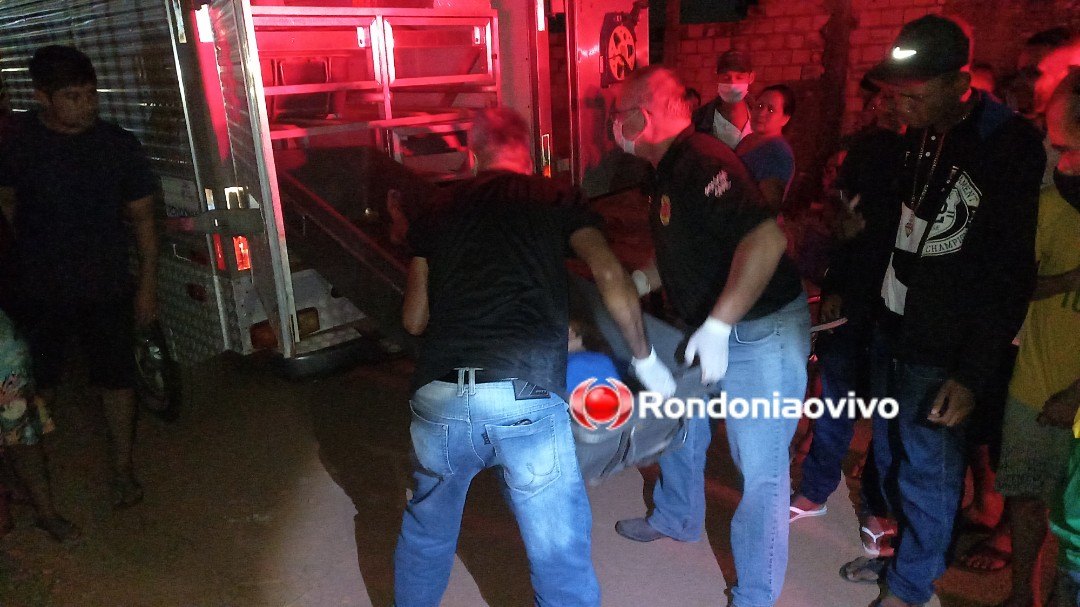 VÍDEO: Três jovens são executados a tiros dentro de residência na zona Leste da capital