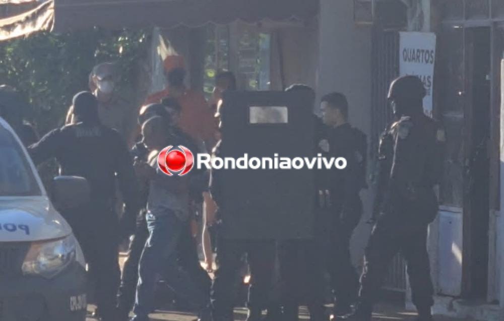 ALUCINADO: Homem se entrega após 10 horas de negociação em hotel