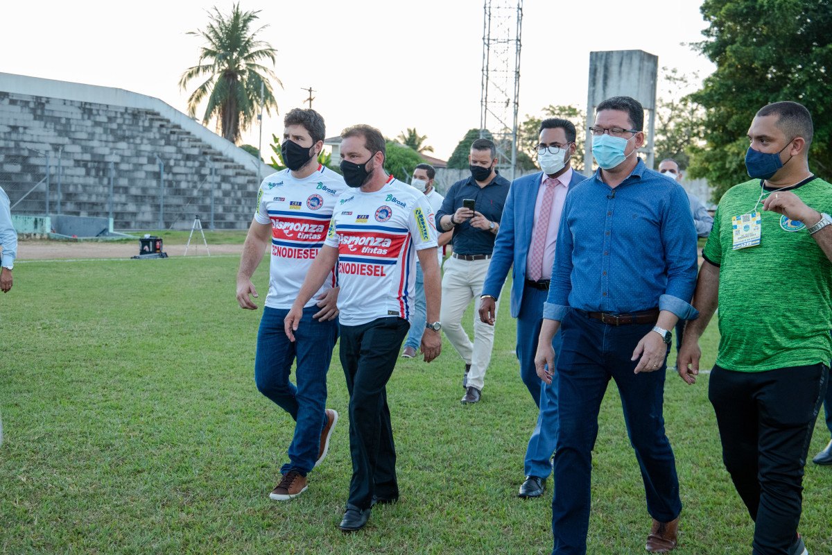 VENCEDORES: Prefeito prestigia final do Campeonato de Futebol e entrega troféu