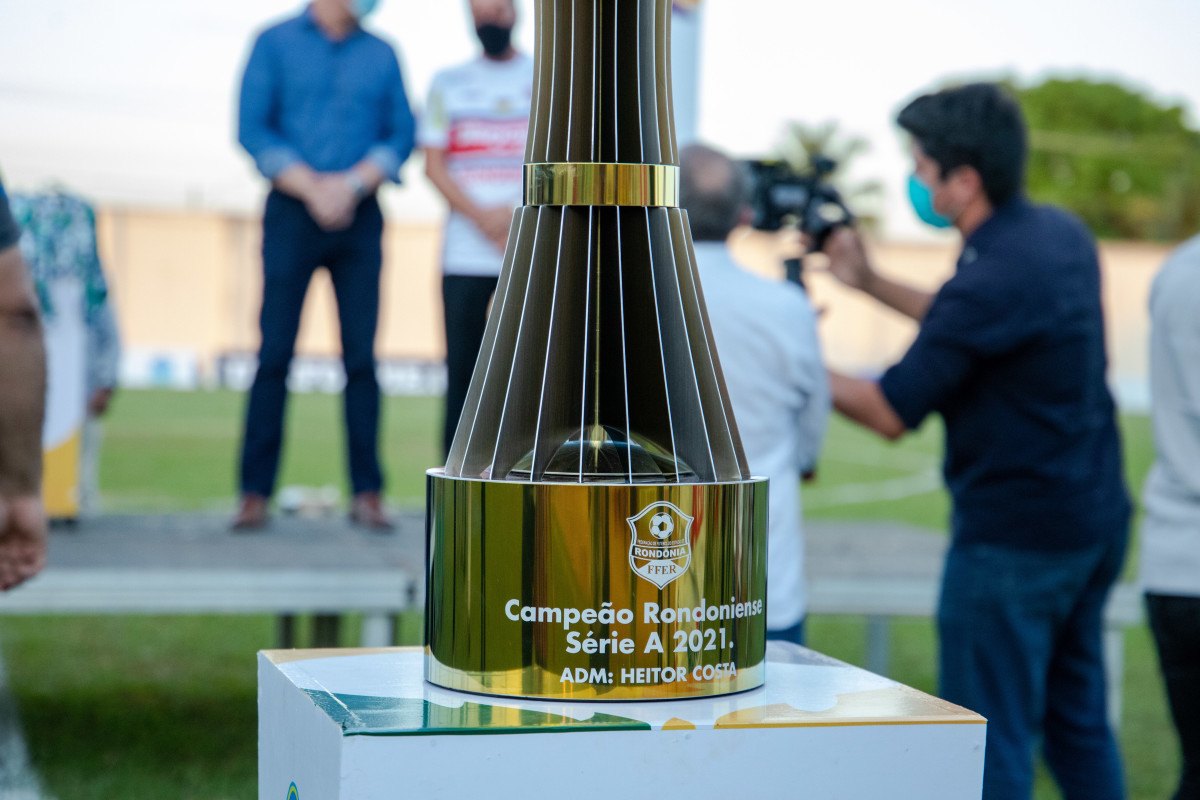 VENCEDORES: Prefeito prestigia final do Campeonato de Futebol e entrega troféu