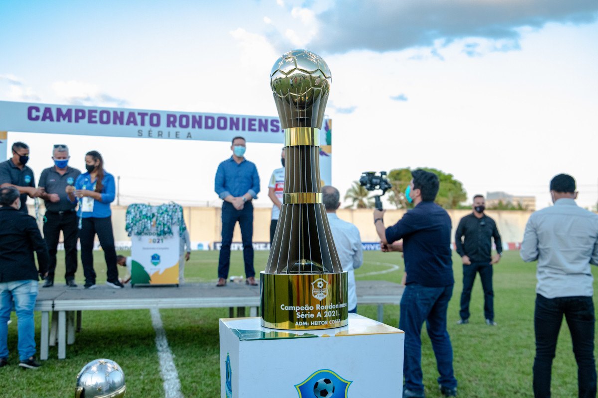 VENCEDORES: Prefeito prestigia final do Campeonato de Futebol e entrega troféu