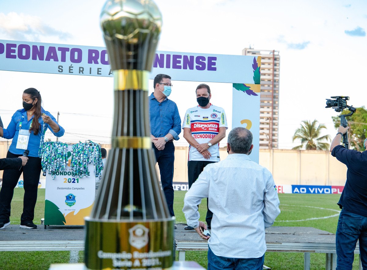 VENCEDORES: Prefeito prestigia final do Campeonato de Futebol e entrega troféu