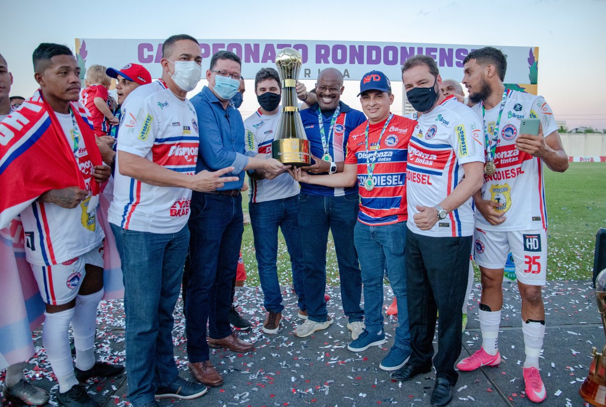 VENCEDORES: Prefeito prestigia final do Campeonato de Futebol e entrega troféu