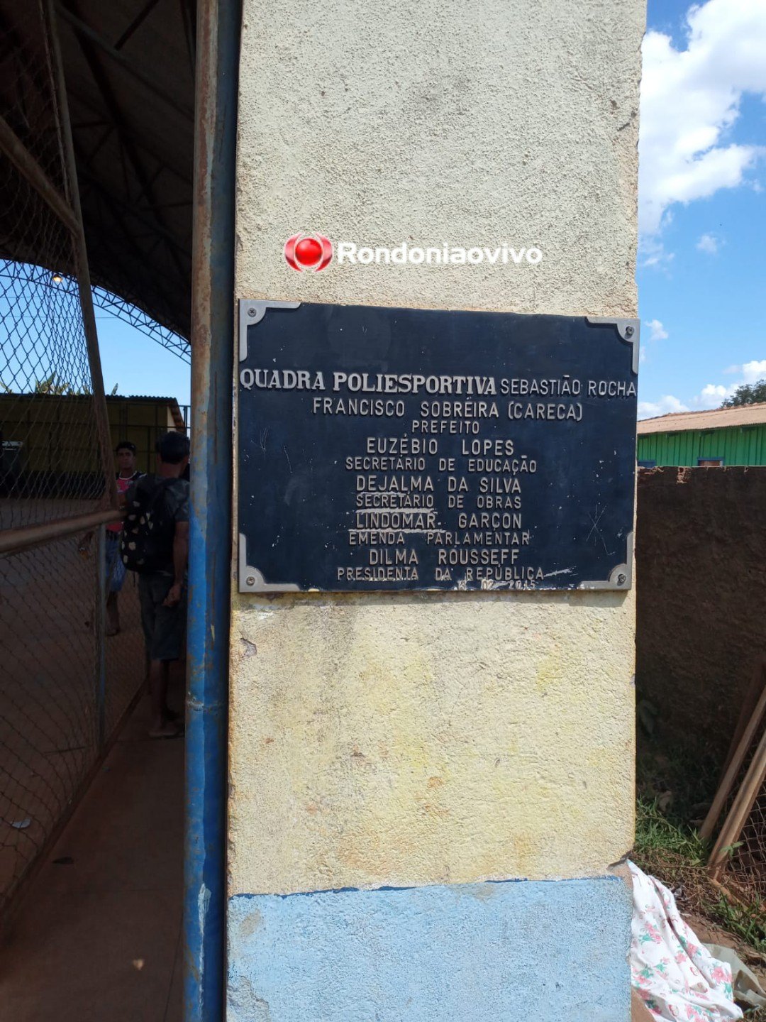 BÁRBARO: Jovem é morto brutalmente a tiros e pauladas em poliesportivo