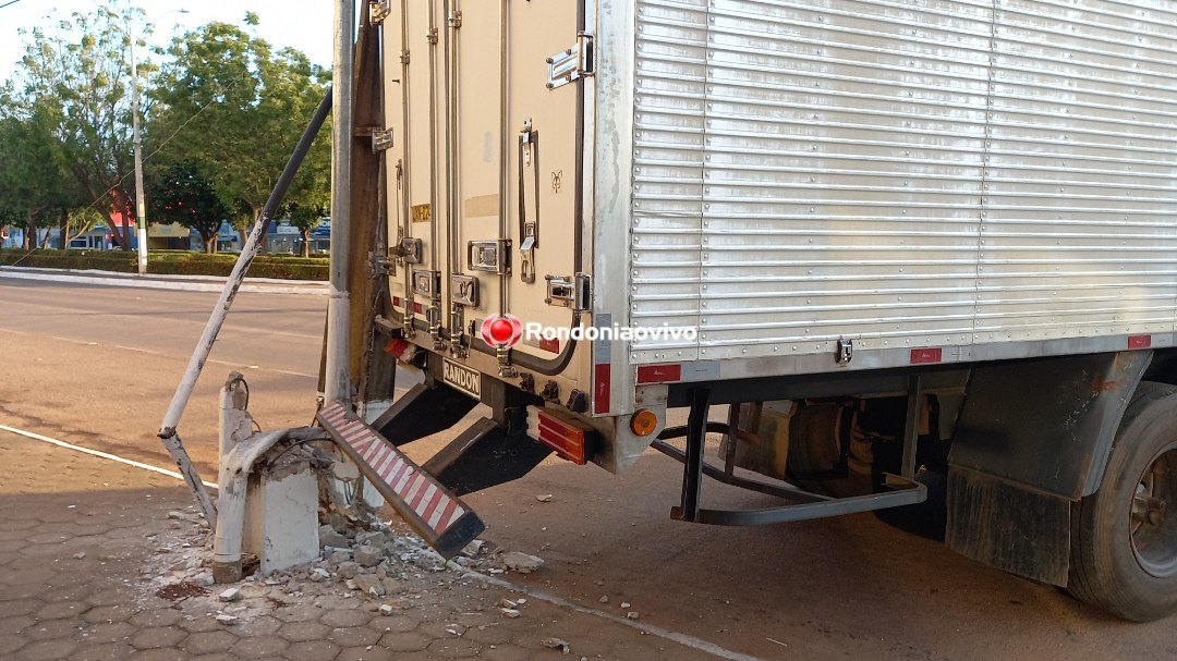 VÍDEO: Carreta destrói poste e causa congestionamento na Jorge Teixeira