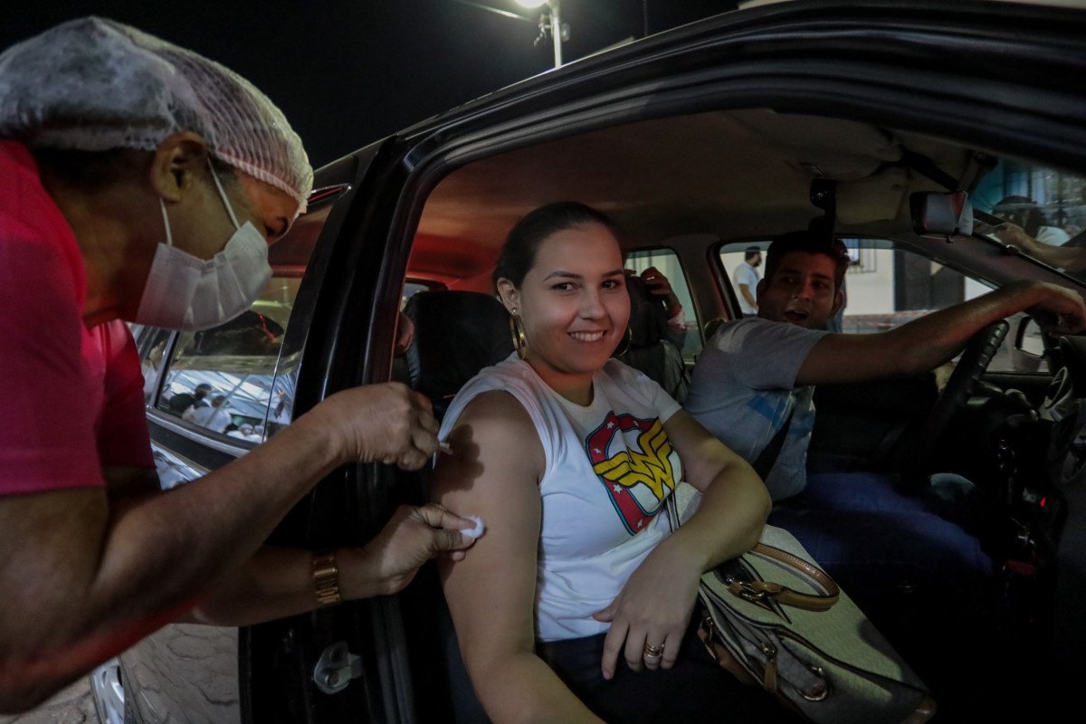 VACINAÇÃO: Drive-thru noturno atendeu ao público de 25 anos em Porto Velho