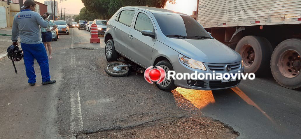 IMPRESSIONANTE: Motocicleta de entregador de gás fica embaixo de carro após acidente na Imigrantes