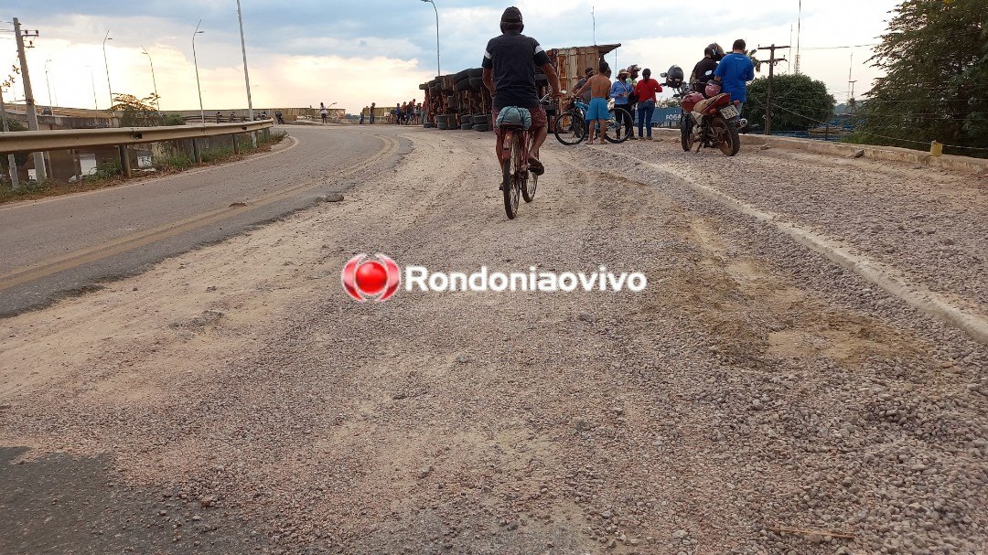 SEM CONTROLE: Carreta carregada de açúcar tomba na ponte do rio Madeira