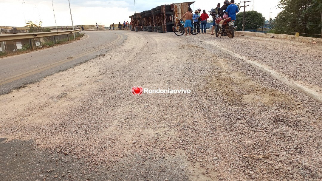 SEM CONTROLE: Carreta carregada de açúcar tomba na ponte do rio Madeira
