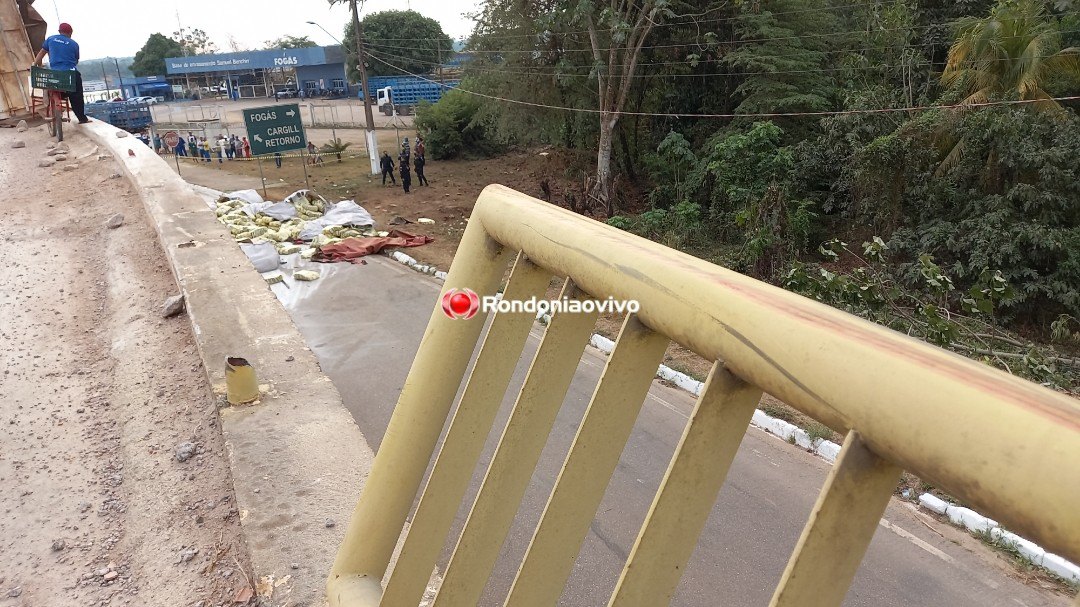 SEM CONTROLE: Carreta carregada de açúcar tomba na ponte do rio Madeira