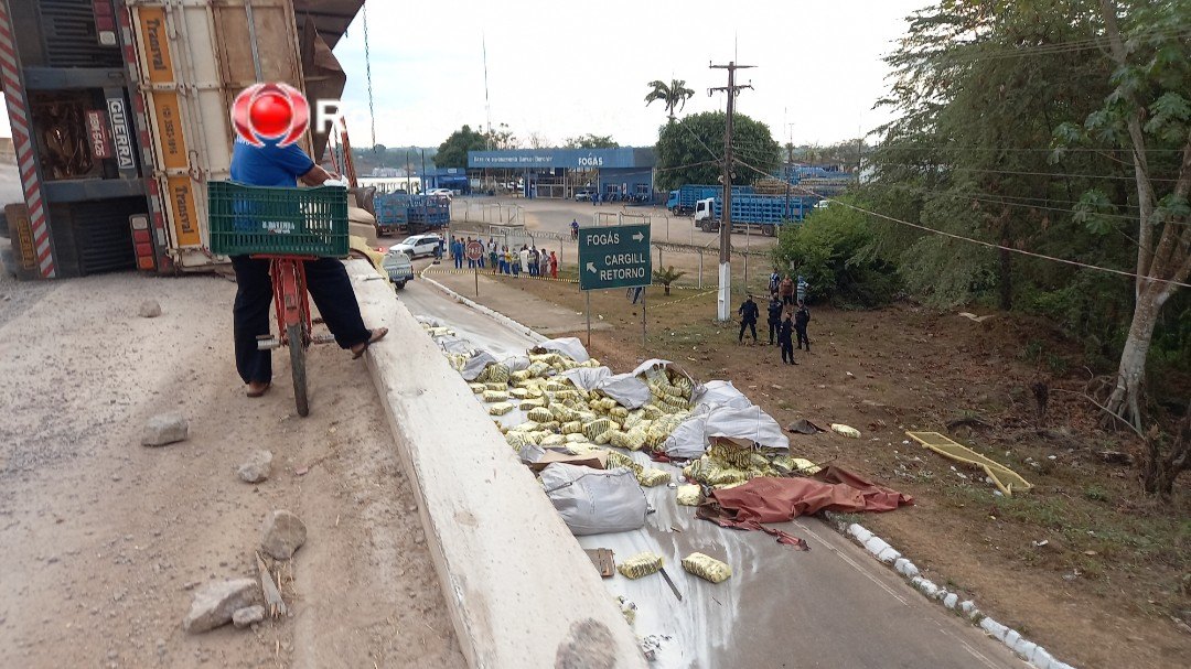 SEM CONTROLE: Carreta carregada de açúcar tomba na ponte do rio Madeira