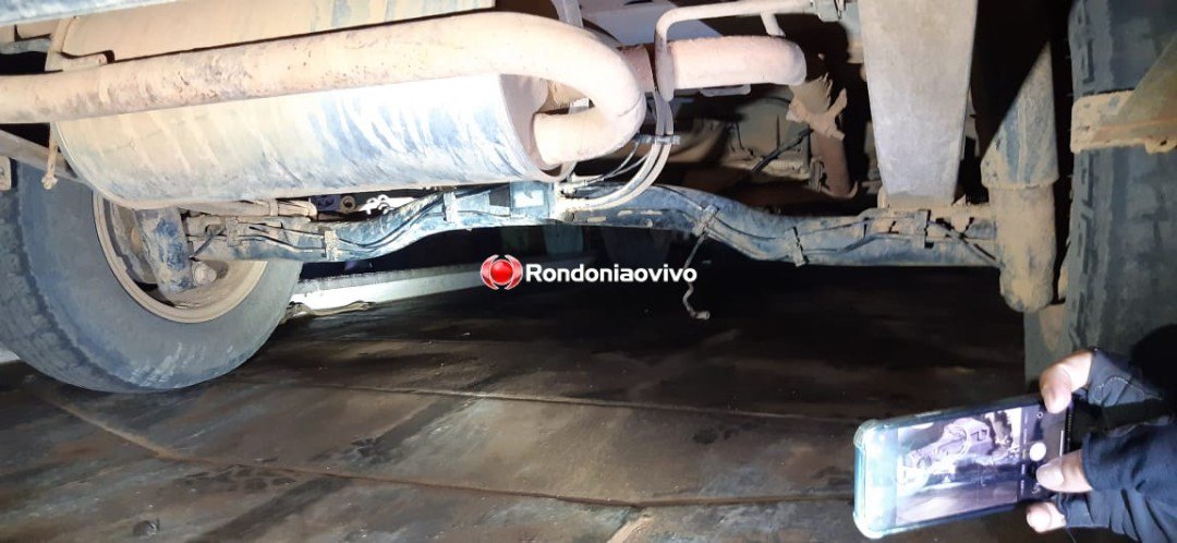 NA PONTE: Motorista é preso com quase 20 quilos de droga em fundo falso de carro