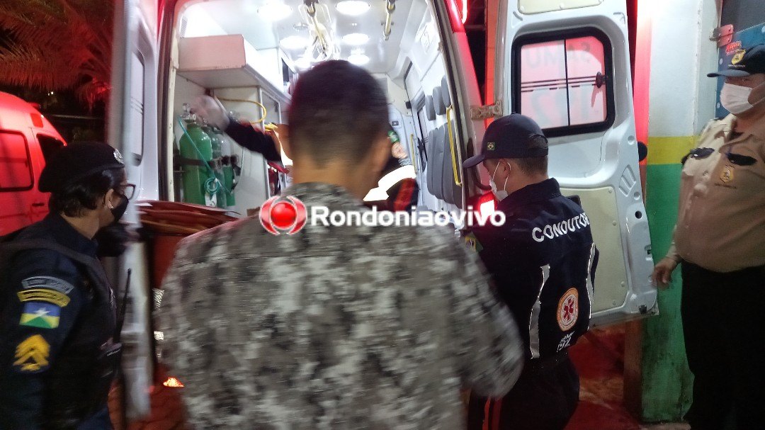 TIROTEIO: Veja momento em que policial é baleada na frente do filho em roubo