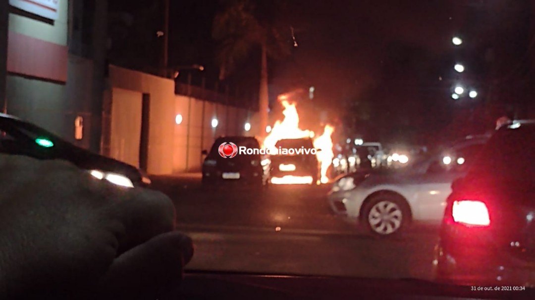CRIMINOSO: Automóvel é destruído durante incêndio na zona Sul