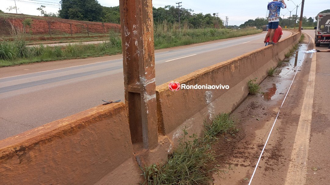 VÍDEO: Motociclista de 24 anos morre após bater em mureta e poste na BR-364