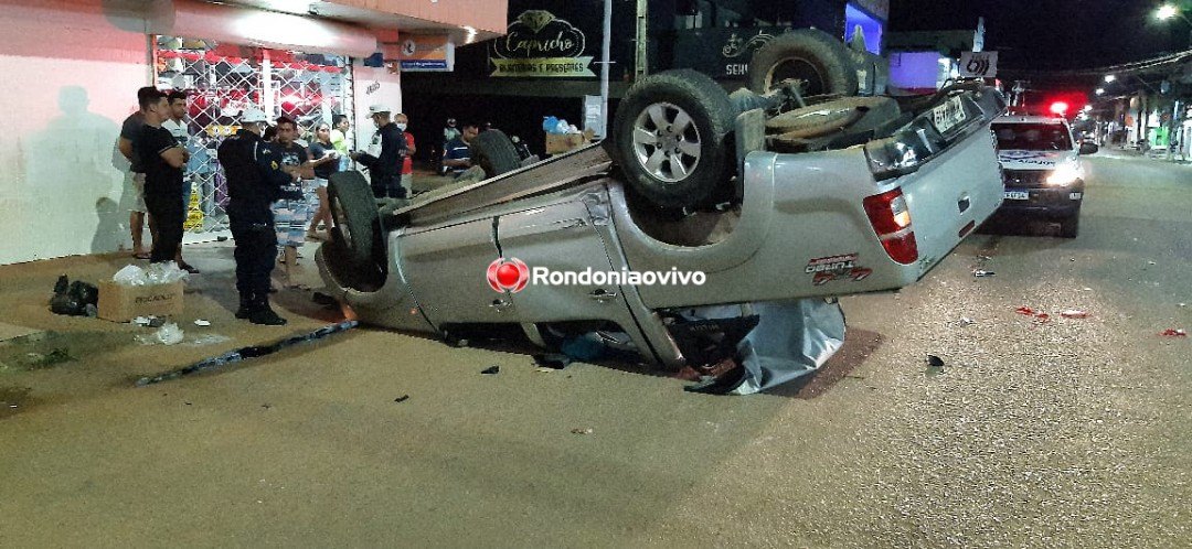 CAPOTAMENTO: Motorista de Hilux avança semáforo e causa grave acidente