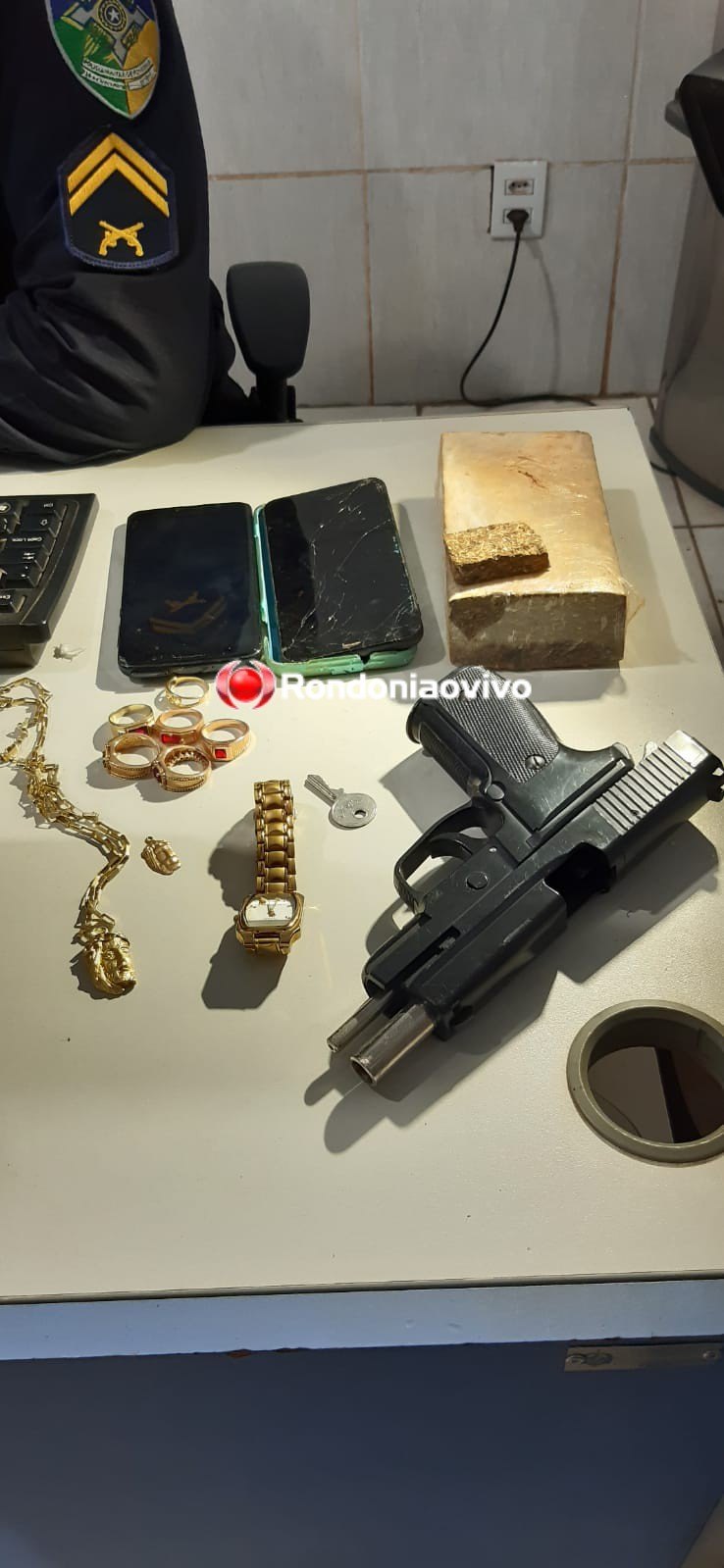 LEVOU A POLÍCIA: Após ser detida, mulher entrega boca de fumo e três são presos por tráfico
