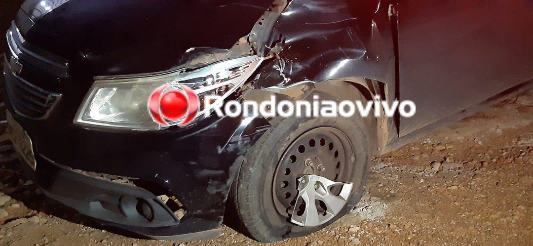 DE FRENTE: Motociclista sofre fratura exposta na perna após colisão com carro