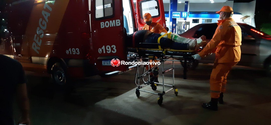 DE FRENTE: Motociclista sofre fratura exposta na perna após colisão com carro