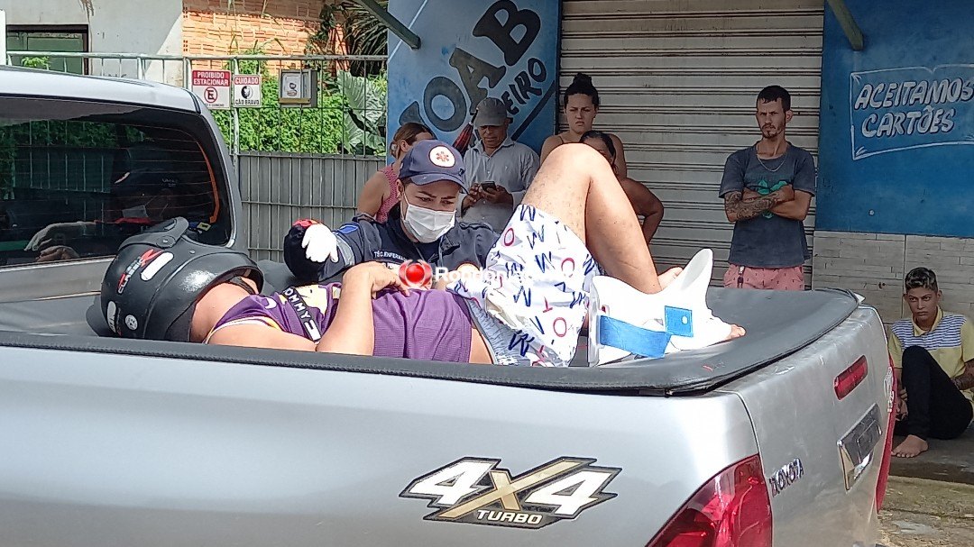 AO VIVO: Ambulância do SAMU faz resgate de motoqueiro que bateu em Hilux 