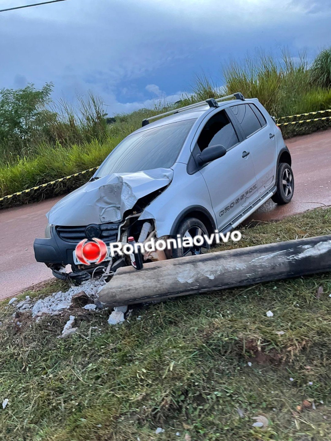 NA CURVA: CrossFox derruba poste próximo a faculdade e motorista foge