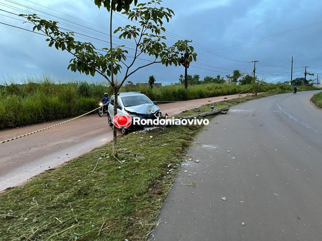 NA CURVA: CrossFox derruba poste próximo a faculdade e motorista foge