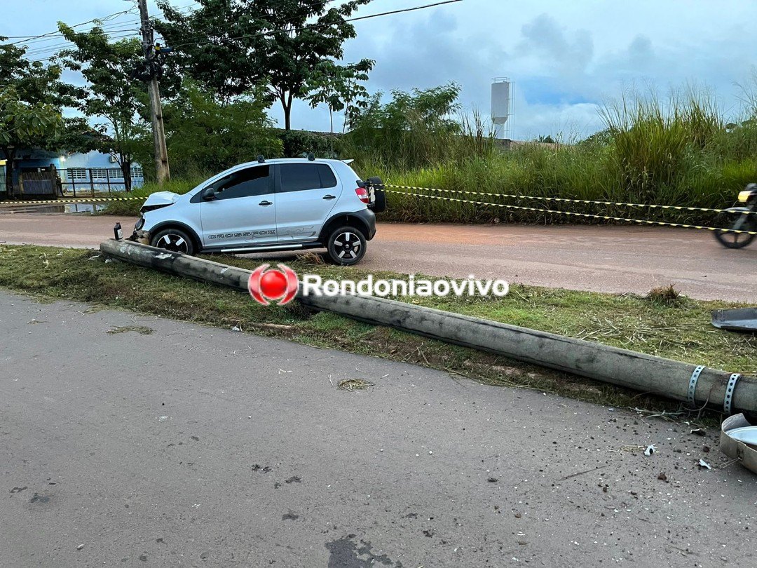NA CURVA: CrossFox derruba poste próximo a faculdade e motorista foge