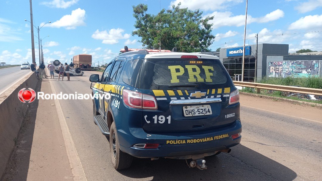 VÍDEO: Carro de motorista de app capota após colisão com carreta na BR-364