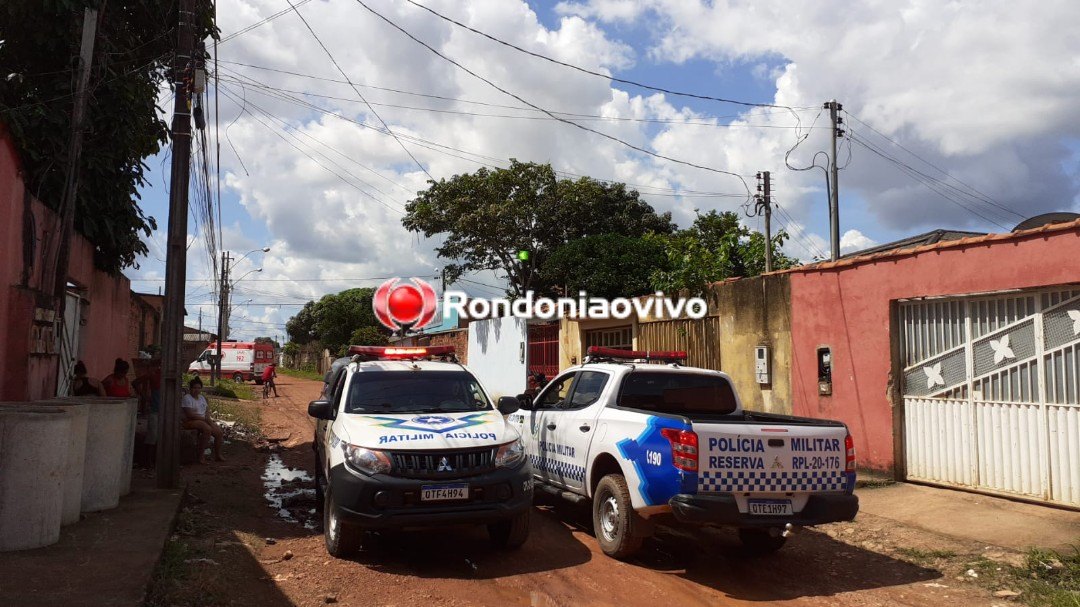 ESTRANHO: Homem é atacado a enxadada na cabeça e foge da ambulância