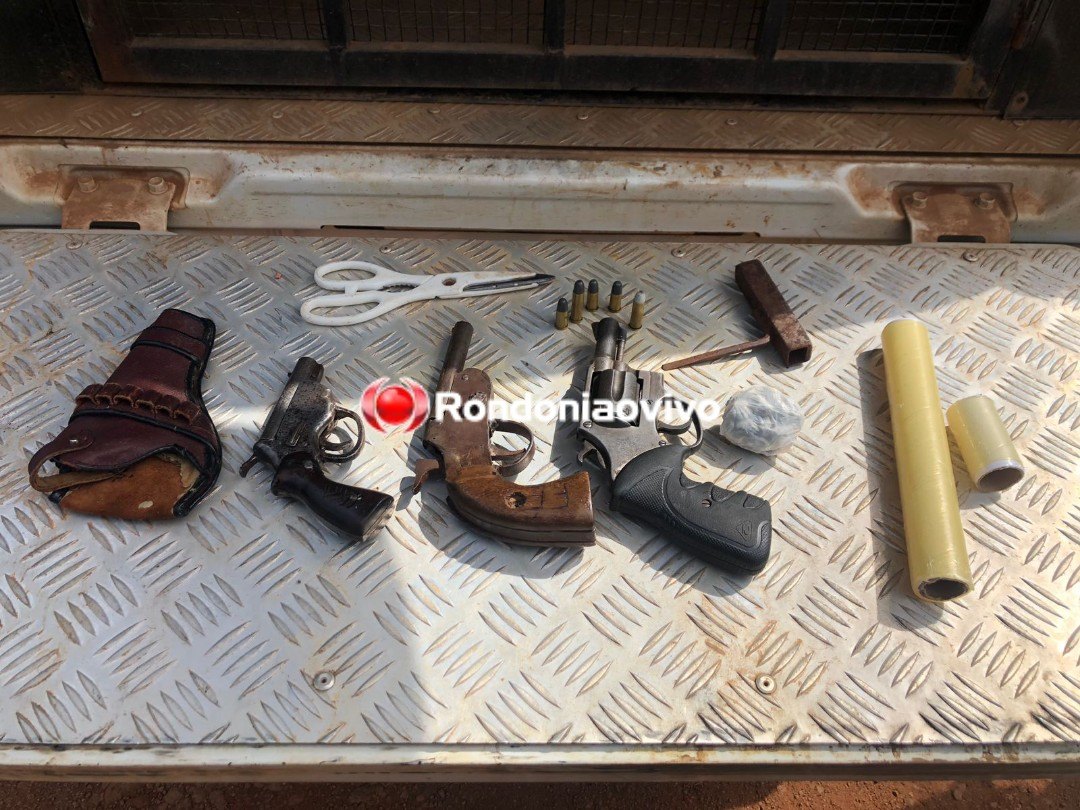 DENUNCIADO: Apenado é preso com três armas, porções de drogas e objetos roubados