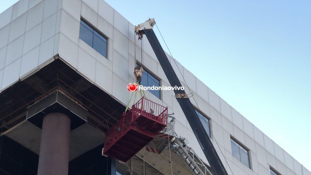 VÍDEO: Trabalhadores ficam presos em guindaste no último andar do prédio do TJ