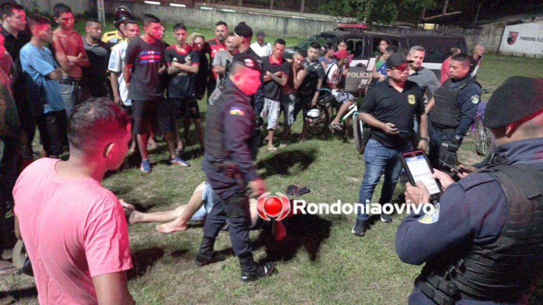 VÍDEO: Homem é baleado em campo de futebol na zona Leste