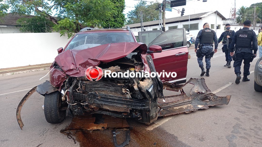 NO SEMÁFORO: Três policiais militares ficam feridos em grave acidente com viatura da PM