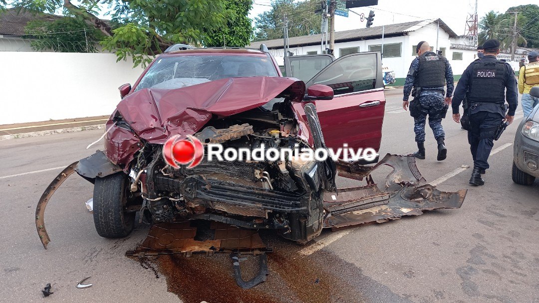 NO SEMÁFORO: Três policiais militares ficam feridos em grave acidente com viatura da PM