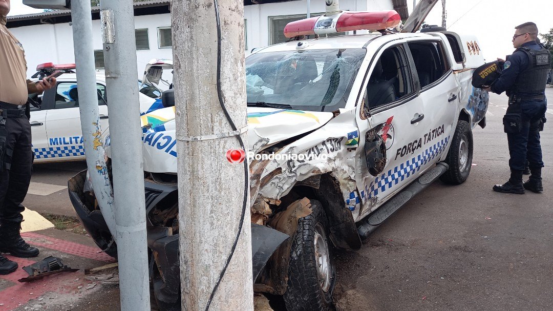 NO SEMÁFORO: Três policiais militares ficam feridos em grave acidente com viatura da PM