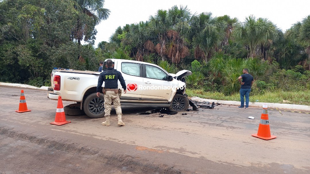 BATIDA FRONTAL: Idosa morre e dois ficam feridos após colisão entre caminhonetes na BR-319