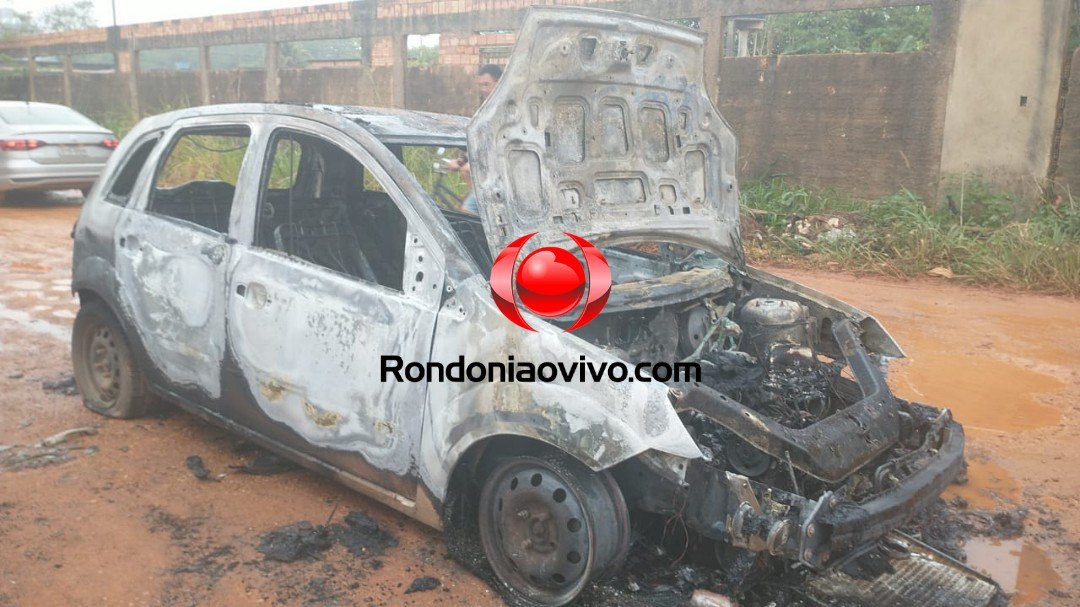 INCÊNDIO: Carro pega fogo no meio da rua e fica destruído na capital