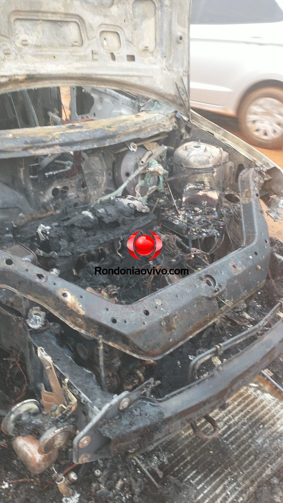 INCÊNDIO: Carro pega fogo no meio da rua e fica destruído na capital