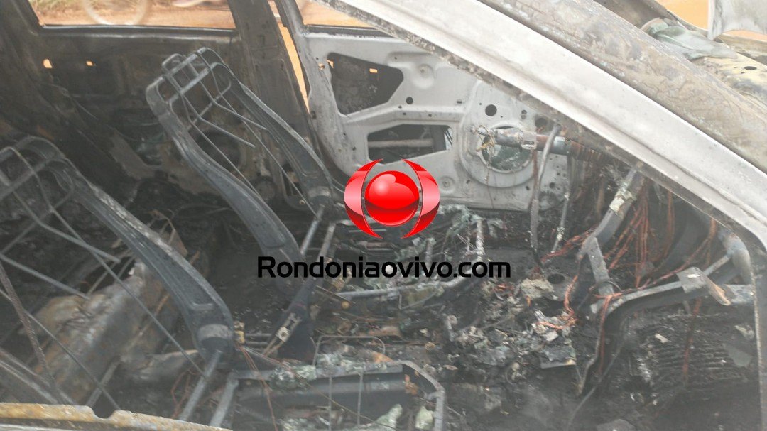 INCÊNDIO: Carro pega fogo no meio da rua e fica destruído na capital