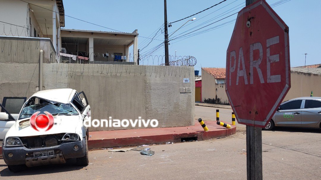 ASSISTA: Motorista fica ferido após capotamento de caminhonete