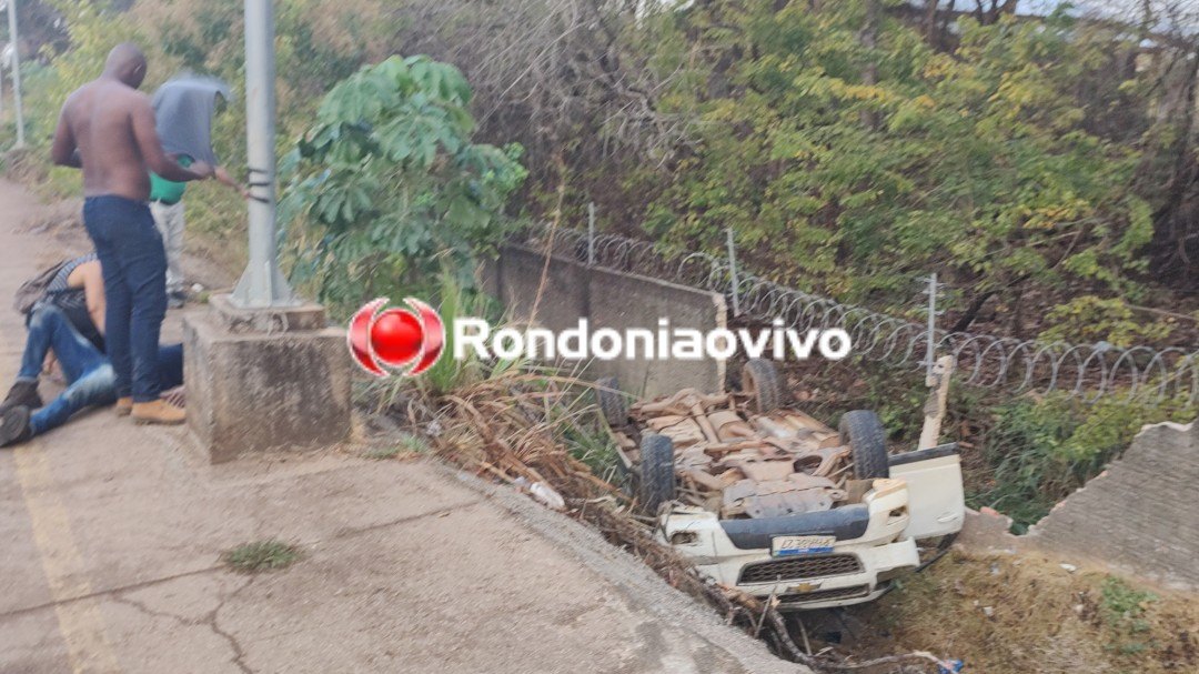DESGOVERNADA: Caminhonete capota em buraco na frente do viaduto e deixa passageiro ferido