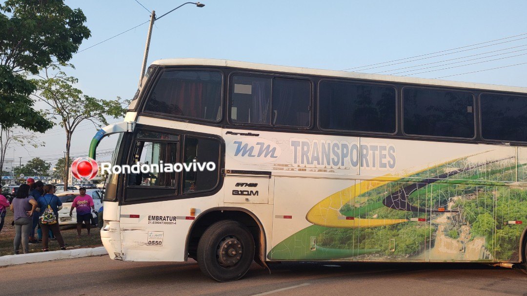 VÍDEO: Grávida fica lesionada após carro bater em poste ao colidir em ônibus