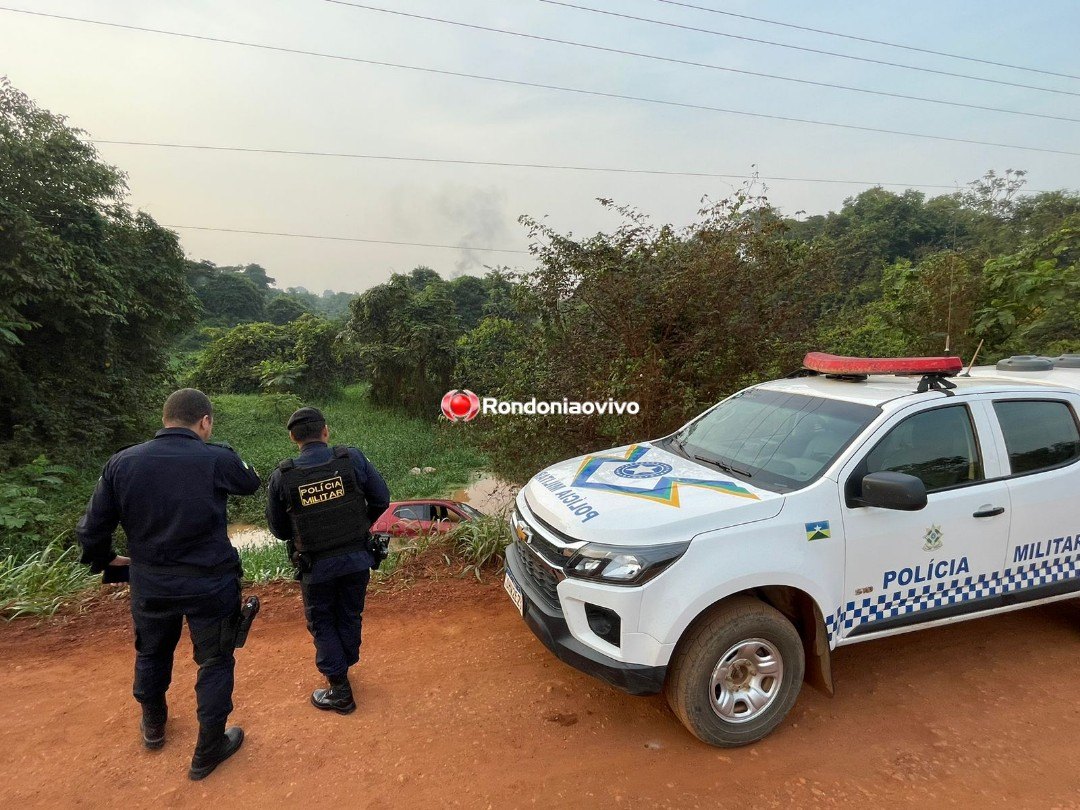 SEM CONTROLE: Veículo cai dentro de córrego e Polícia Militar é acionada 